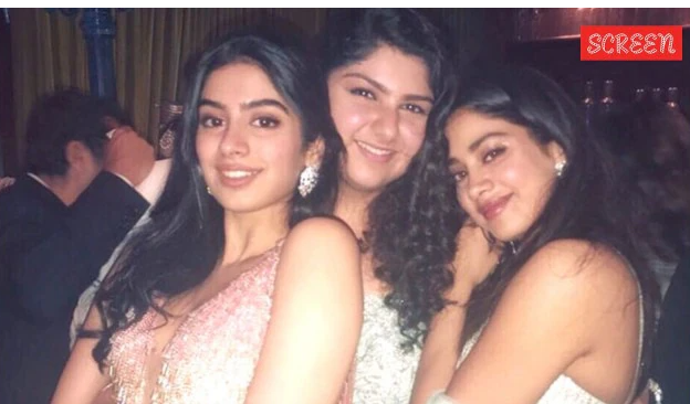 Anshula Kapoor with Janhvi and Khushi Kapoor family bonding